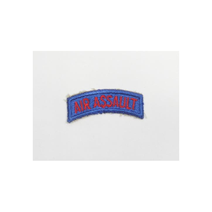 Tab AIR ASSAULT rouge fond bleu
