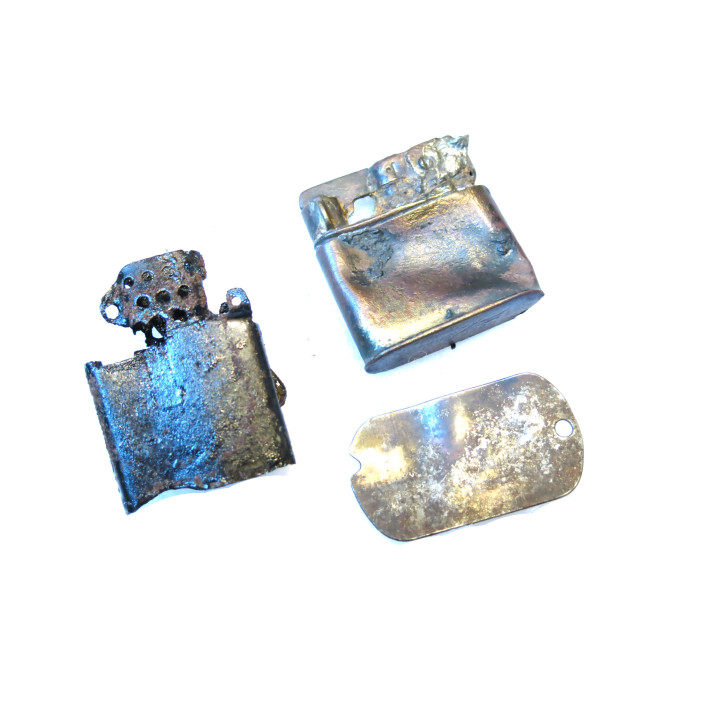 2 Briquets et une plaque souvenirs de la bataille de Normandie Ref US 558    box 208