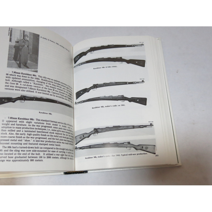 Livre Uniforme et traditions German army 39/45 par J Angolia