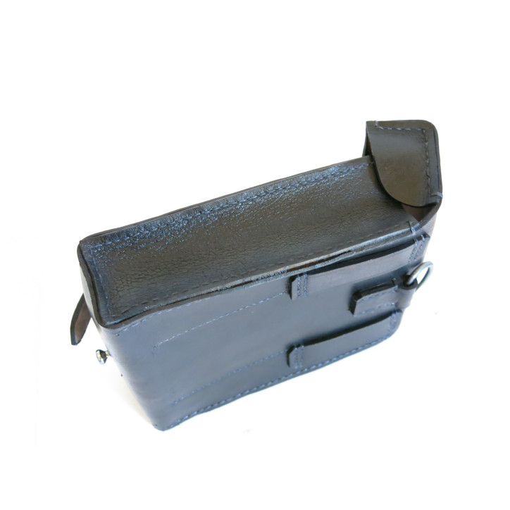 Trousse cuir de mitrailleur Allemand MG 34 /42 repro Trousse cuir de mitrailleur Allemand MG 34 /42 repro
