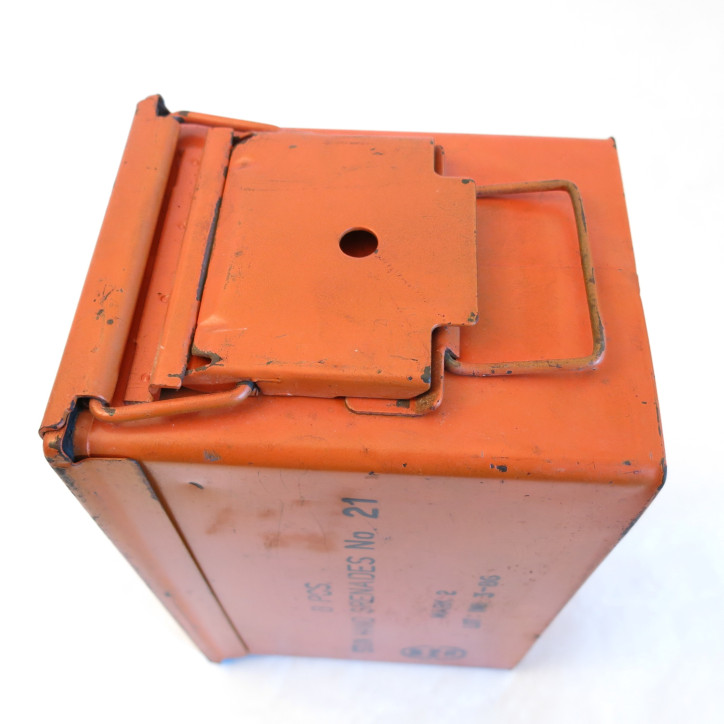 Boite métallique étanche orange pour grenade N 21 Réf un 1 