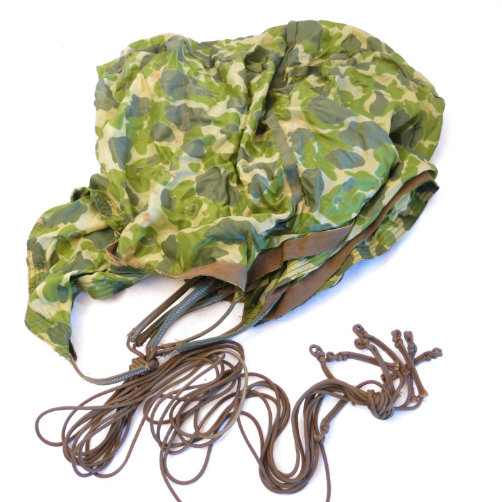 Parachute US toile nylon camoufle diamètre 1.30m daté 1954 