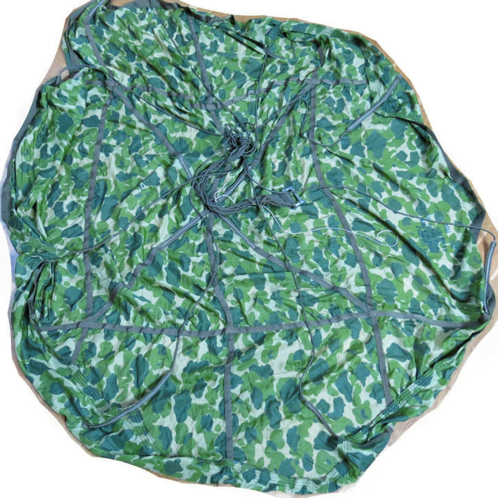 Parachute US toile nylon camoufle diamètre 1.30m daté 1954 