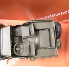 Jeep Willy's 1/18 UT modele Offroad classics dans sa boite 