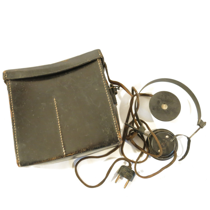 Etui cuir avec écouteurs WH 39/45 Réf po 478 