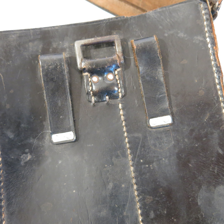 Etui cuir avec écouteurs WH 39/45 Réf po 478 