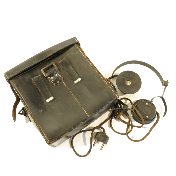 Etui cuir avec écouteurs WH 39/45 Réf po 478 