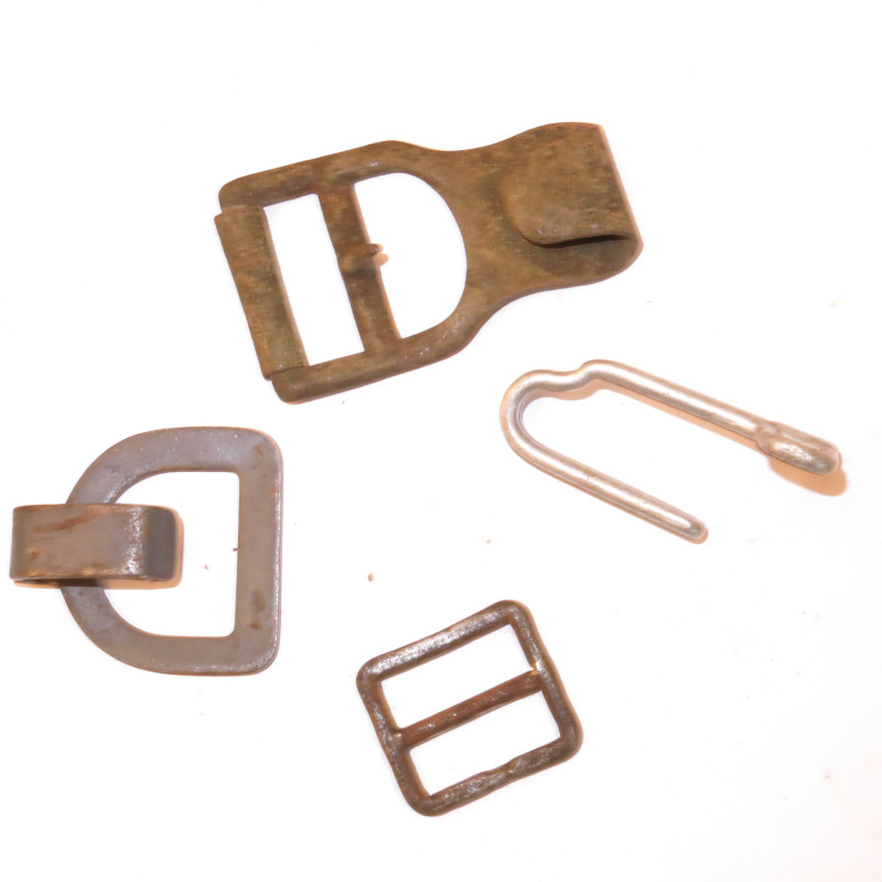 Lot de ferrures et crochets Allemand 39/45 ref fe 447 box 213 