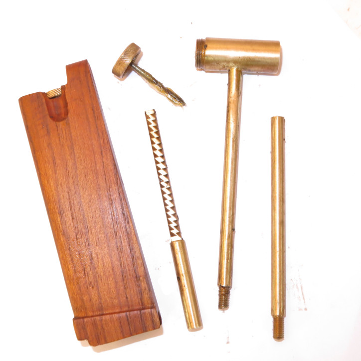 Chargeur pistolet Borchardt en bois nécessaire de nettoyage