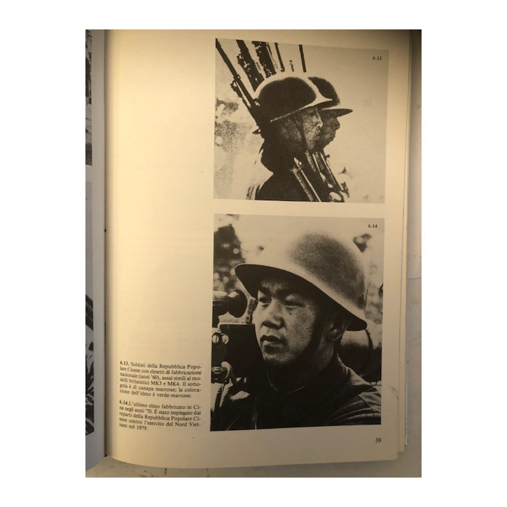 Livre Elmetti di tutto il mondo (Helmets of the world) de Paolo Marzetti et21