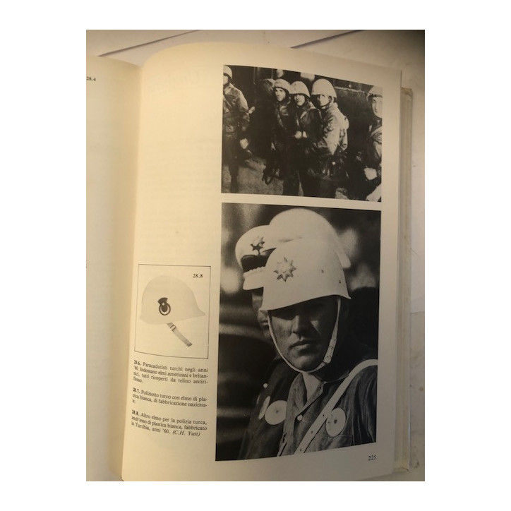 Livre Elmetti di tutto il mondo (Helmets of the world) de Paolo Marzetti et21