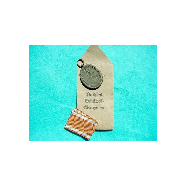 Médaille du mur de l'atlantique avec pochette originale 39/45 Réf bo 123