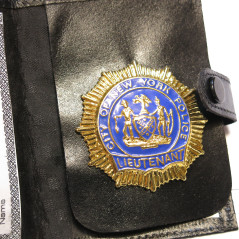 Plaque police New york Lieutenant avec porte cuir ref bo99