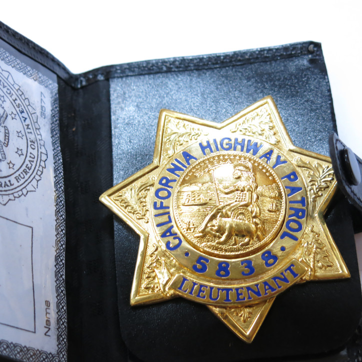 Plaque police US California Highway patrol Lieutenant   5838 avec cuir  ref bo 102 