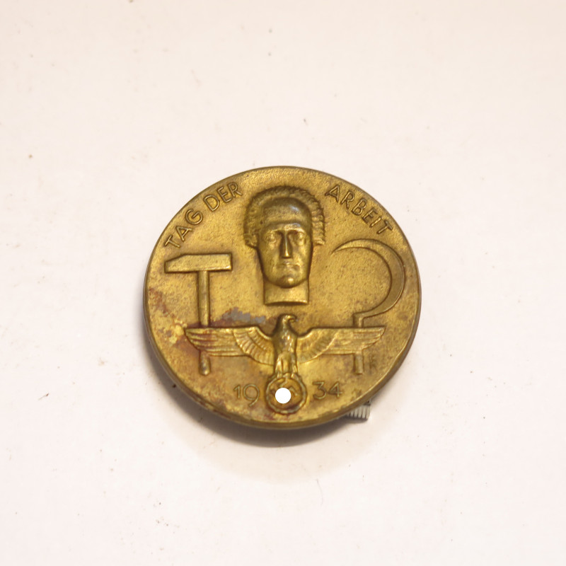 Insigne de journée  Allemande tag der arbeit 1934 ref R 9 bo 43
