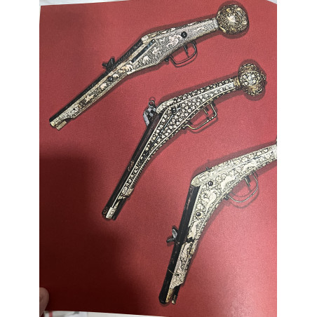 Très bel album Les Armes a Feu de Dudley Pope