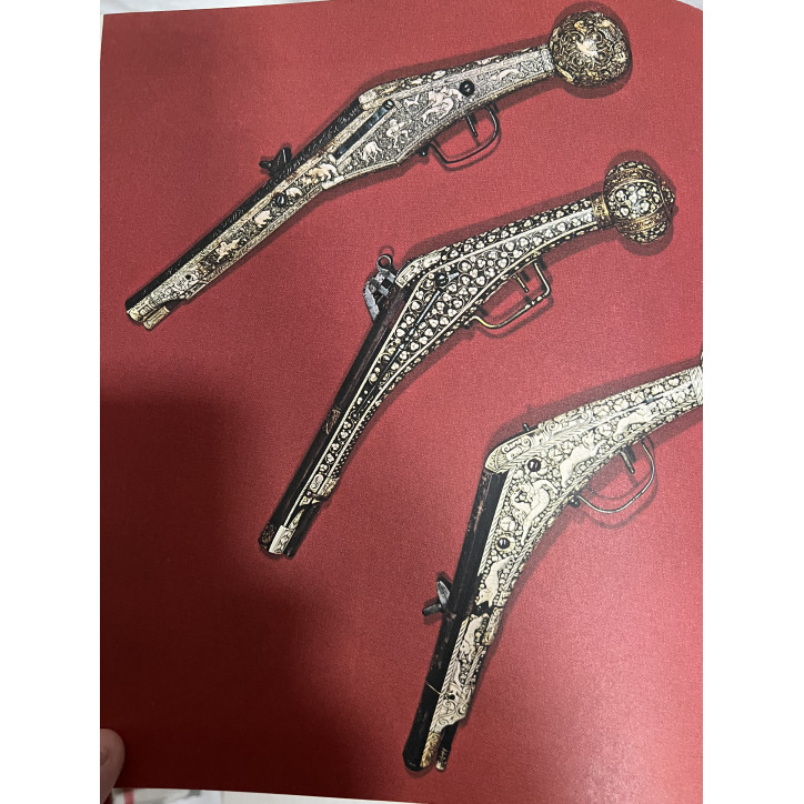 Très bel album Les Armes a Feu de Dudley Pope 