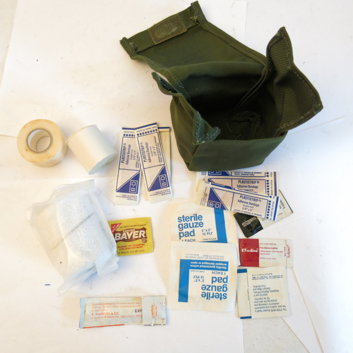 Kit first aid individuel nylon complet US Army Vietnam ref vn 777