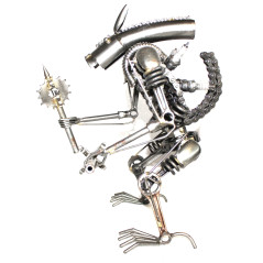 Statuette métallique d'Alien avec massue