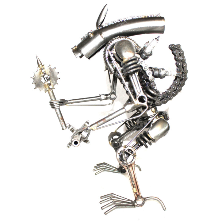 Statuette métallique d'Alien avec massue