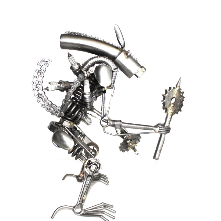 Statuette métallique d'Alien avec massue