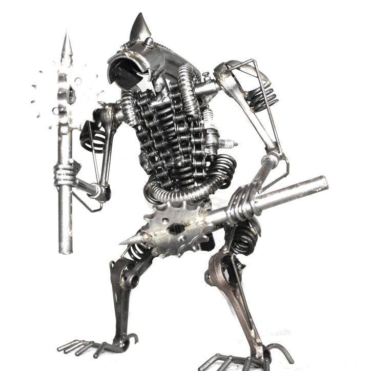 Statuette métallique d'Alien avec massue