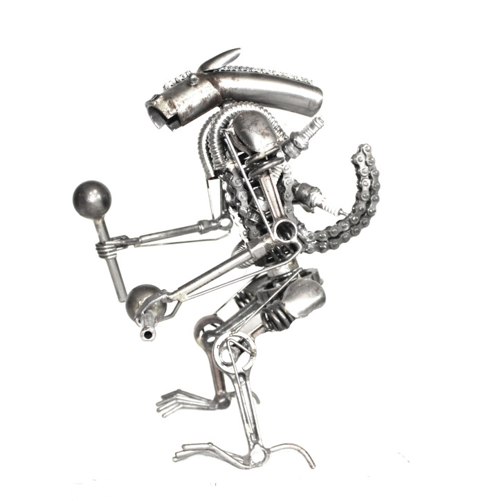 Statuette métallique d'Alien avec marteau
