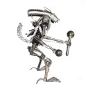 Statuette métallique d'Alien avec marteau
