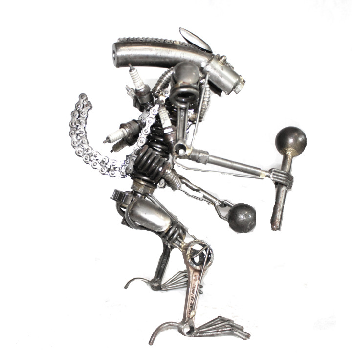 Statuette métallique d'Alien avec marteau