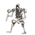 Statuette métallique d'Alien avec marteau
