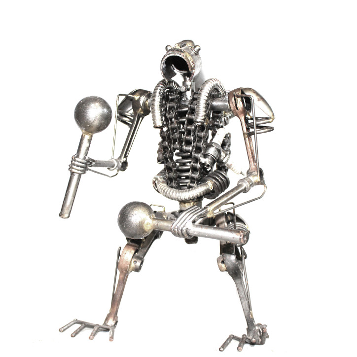 Statuette métallique d'Alien avec marteau