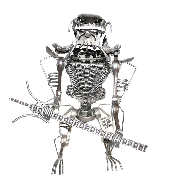 Statuette métallique du Predator avec sa hache