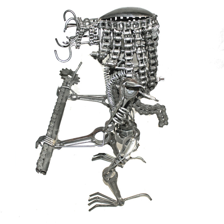 Statuette métallique du Predator avec sa hache