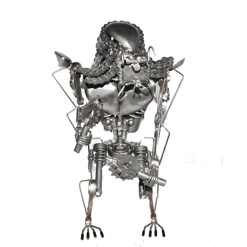Statuette métallique du Predator avec ses massues