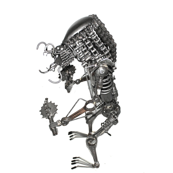 Statuette métallique du Predator avec ses massues