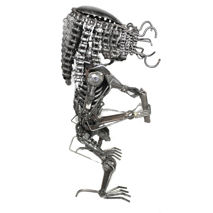 Statuette métallique du Predator avec nunchakus