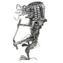 Statuette métallique du Predator avec nunchakus