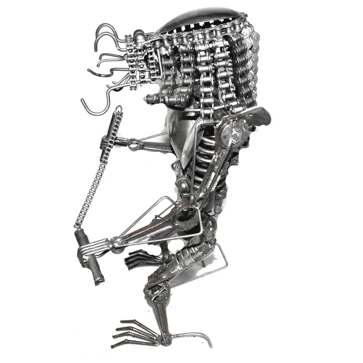 Statuette métallique du Predator avec nunchakus