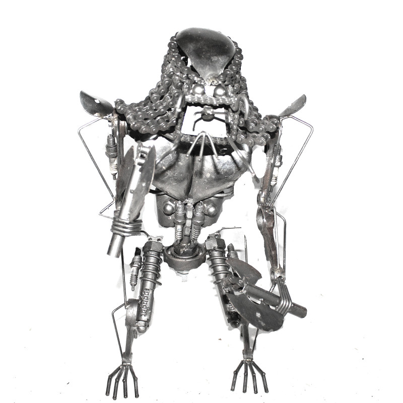 Statuette métallique du Predator avec doubles haches