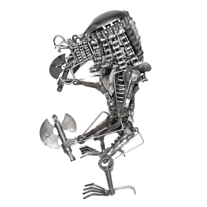 Statuette métallique du Predator avec doubles haches