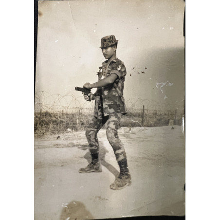 Photo originale soldat ARVN posant avec son pistolet signée