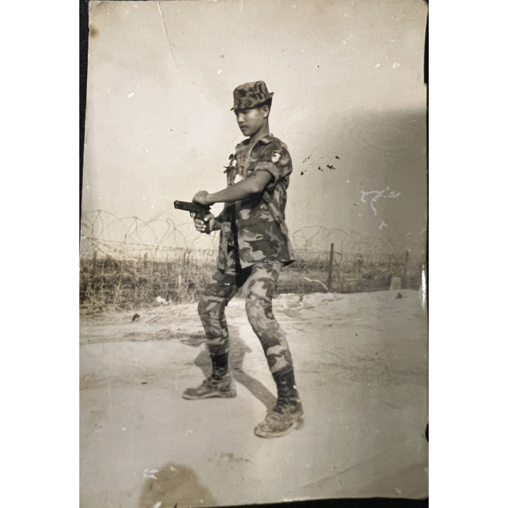 Photo originale soldat ARVN posant avec son pistolet signée