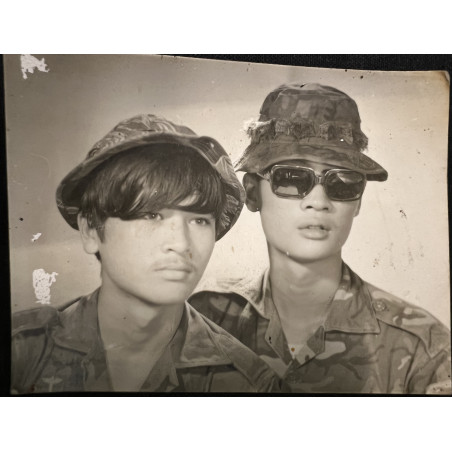 Photo originale de 2 soldats ARVN posant décontractés