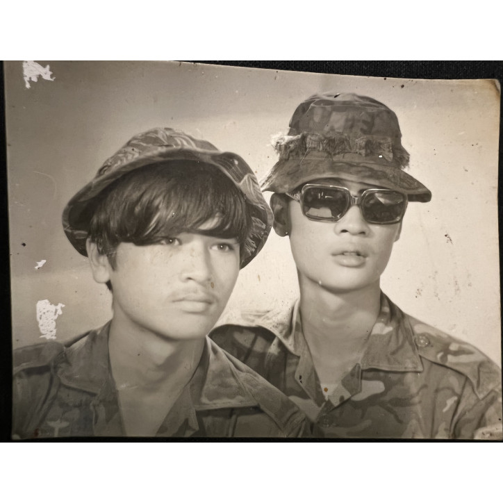Photo originale de 2 soldats ARVN posant décontractés