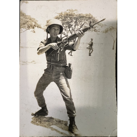 Photo originale d'un soldat de l'ARVN qui pose avec son arme