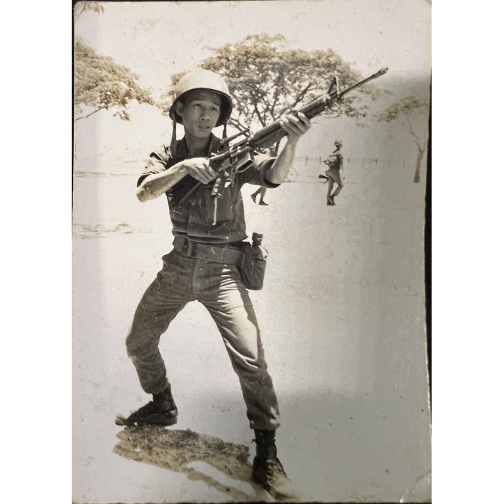 Photo originale d'un soldat de l'ARVN qui pose avec son arme