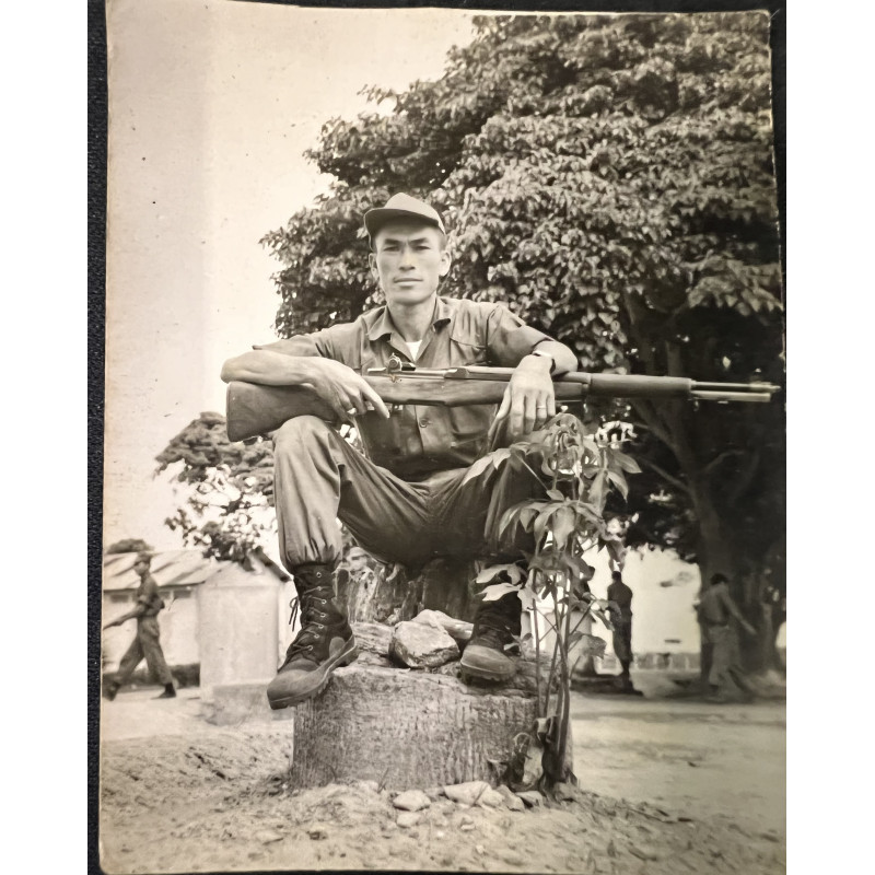 Photo originale D'un soldat dans son camp avec son arme