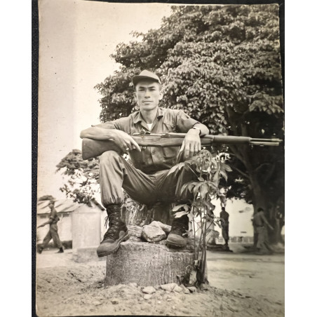 Photo originale D'un soldat dans son camp avec son arme