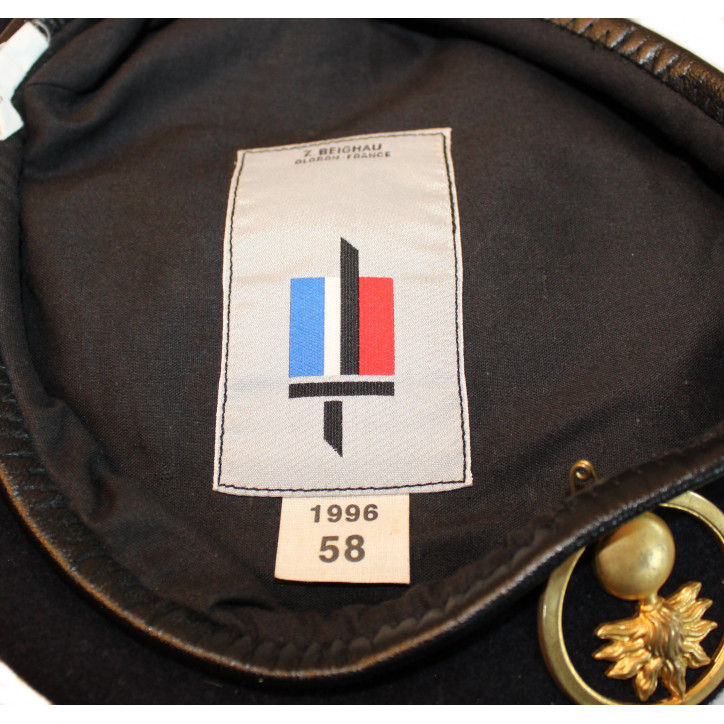 Beret de l'école militaire interarmées avec insigne