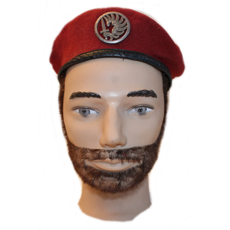 Béret rouge des parachutistes français avec son insigne